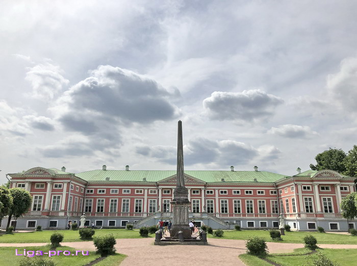 Обелиск на фоне Дворца